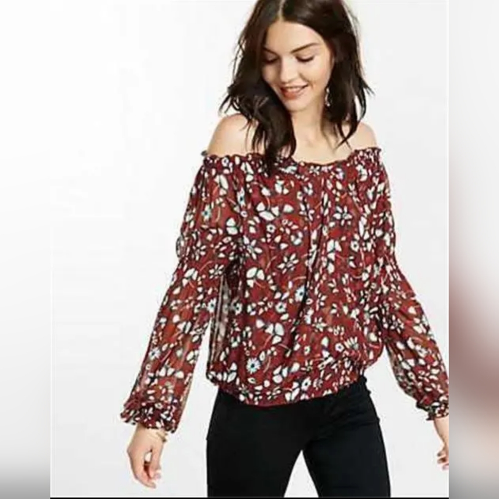 ✨3For$25✨Express off the shoulder floral top Size Medium